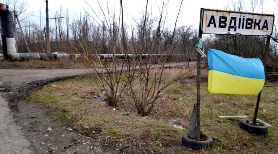 poroshenko's tweet photo. Кожен день затримки постачання зброї, затримки постачання технологічної зброї, затримки механізму посилення санкцій вартує сотні життів мирних жителів, сотні життів військових!

З такими словами я звернувся до міжнародної спільноти на безпековому форумі у Галіфаксі. 

Я неймовірно пишаюся і віддаю шану українським воїнам. В околицях Авдіївки зараз точаться запеклі бої. Місто бомбардує росія. На початку війни там проживало 27 тисяч жителів. Сьогодні в Авдіївці проживає 500 людей. 

Лише за останню добу в Авдіївці було знищено 451 російських терористів і окупантів. Це – ефективність Збройних Сил України, які щодня забезпечують свою роботу для захисту світу. 

Тому посилення української армії – найкраща інвестиція, яку ви можете собі уявити. Переконаний, в світі це розуміють. 
#HFX2023