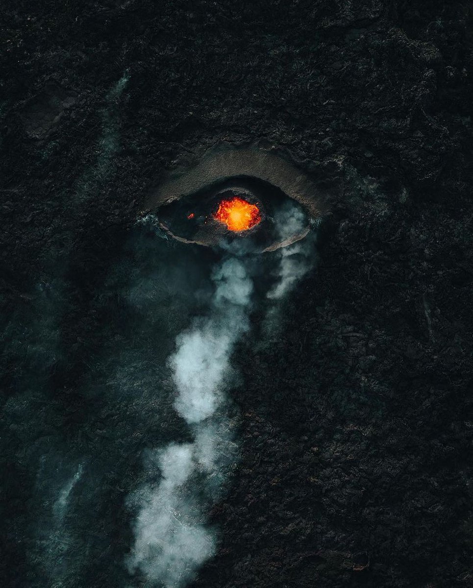 🌋👁️ Vue aérienne de l’œil du dragon d’Islande, le volcan Litli-Hrútur. Témoin du regard enflammé de Mère Nature !

📍 Islande

📸 Gunnar Gunnarsson