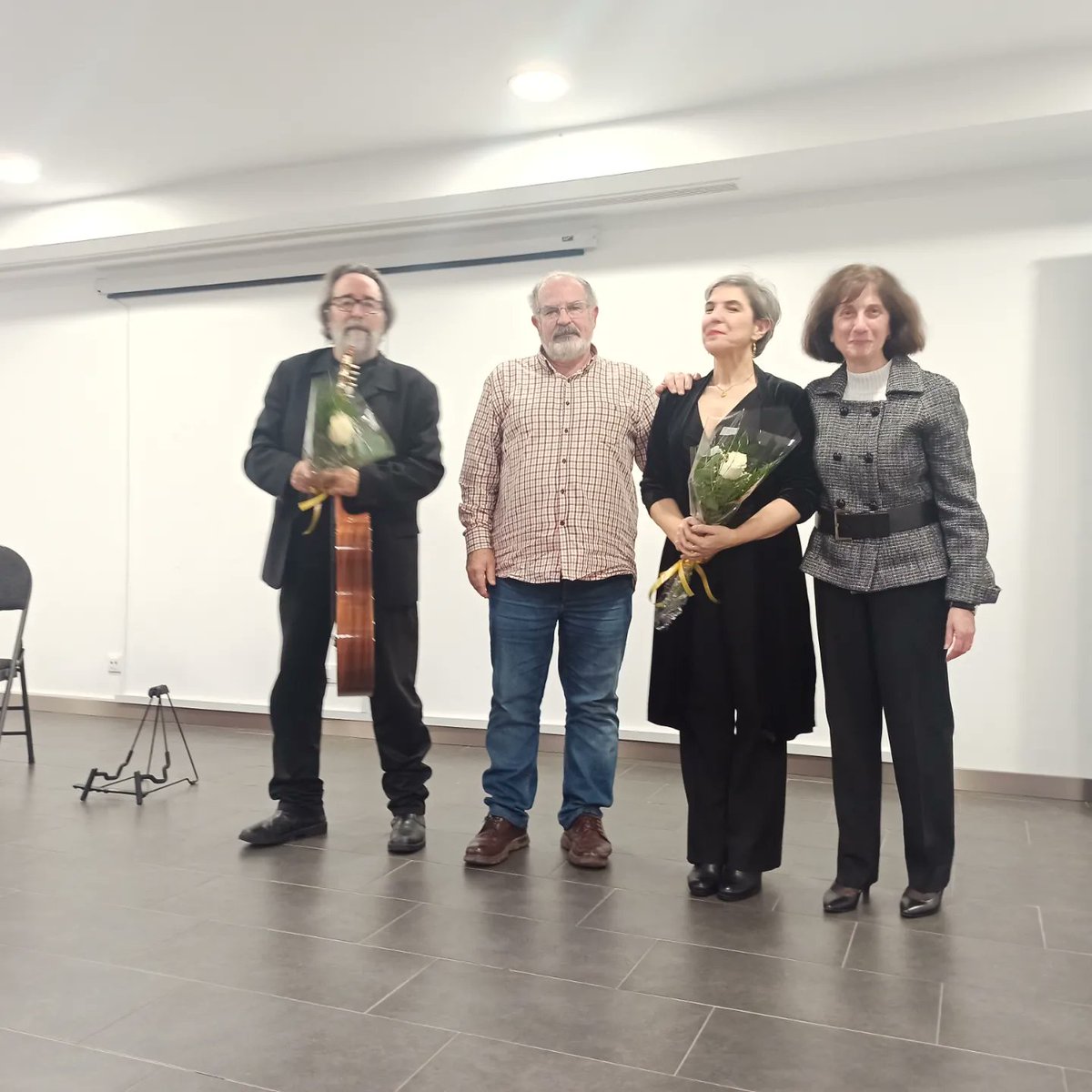 Ayer el DÚO CONTRAFACTA volvió a sorprendernos. Fue un concierto muy animado, lleno de cultura, pimienta y buen hacer. Sin lugar a dudas, Ingartze y Germán, no dejaron indiferente a nadie. Cada día está más claro, GALAPAGAR Y SU CULTURA ESTÁN DE MODA...