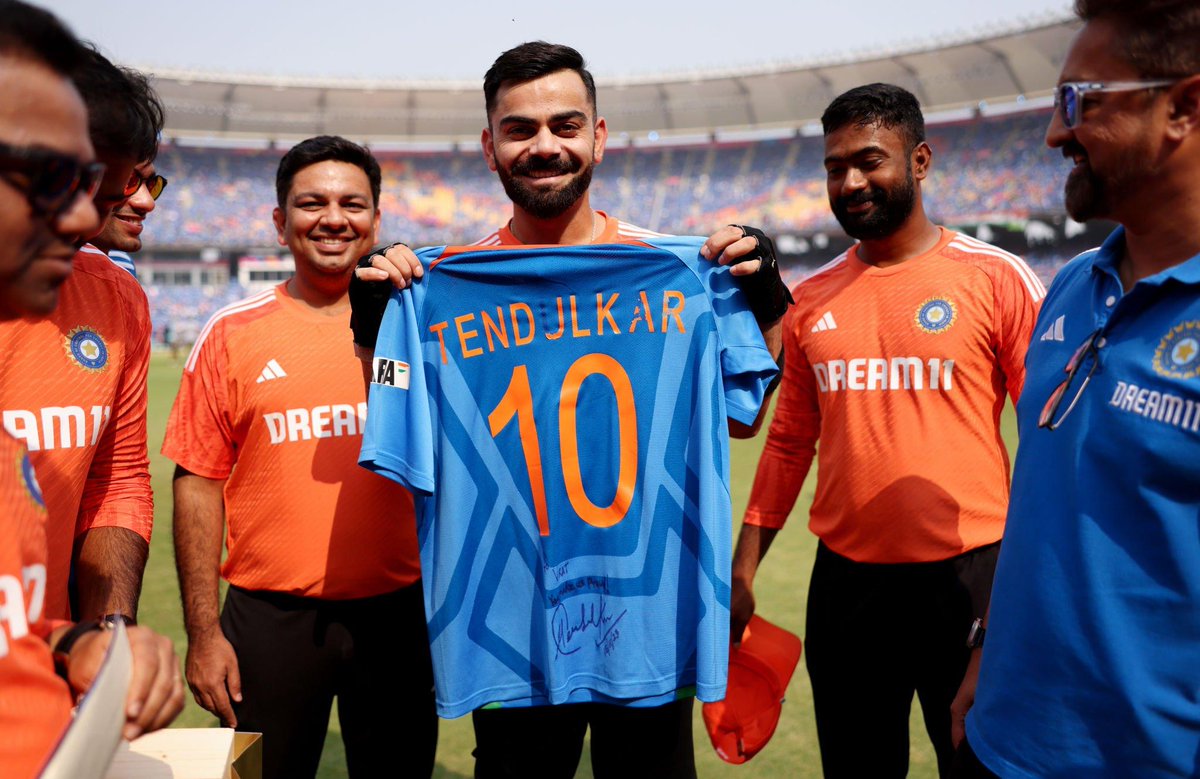 CricCrazyJohns's tweet photo. Sachin Tendulkar presented Virat kohli his signed India jersey ahead of the final. 

- This is lovely gesture. 🇮🇳 https://t.co/BW1e4M8Rus