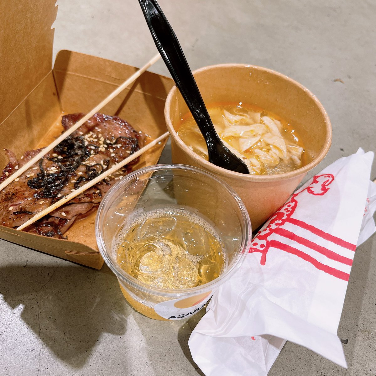 來酒展吃飯是我👍🏻
#然而醉到不行
還被好多同行認親🤣
根本大型夜唱現場 https://t.co/t6GiftVKUe