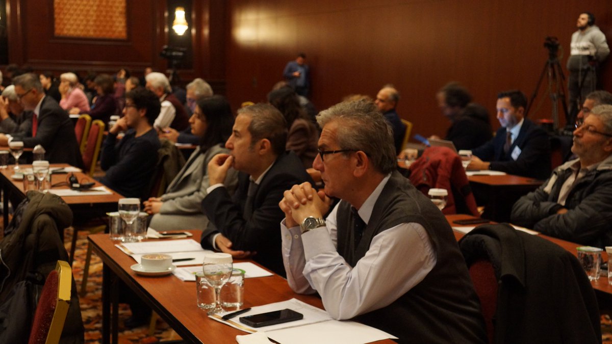 Asya'da Devlet Birikimi Uluslararası Çalıştayı, Kuntay Gücüm'ün oturum başkanlığında "21. Yüzyılın Asya'sında Devlet" 6. oturum, Prof. Dr. İlyas Topsakal'ın "Yeni Dünya Düzeninde Türk Devletleri Teşkilatı" sunumu ile başladı.

Çalıştayı izlemek için:
youtube.com/live/cdUOq_qBE…