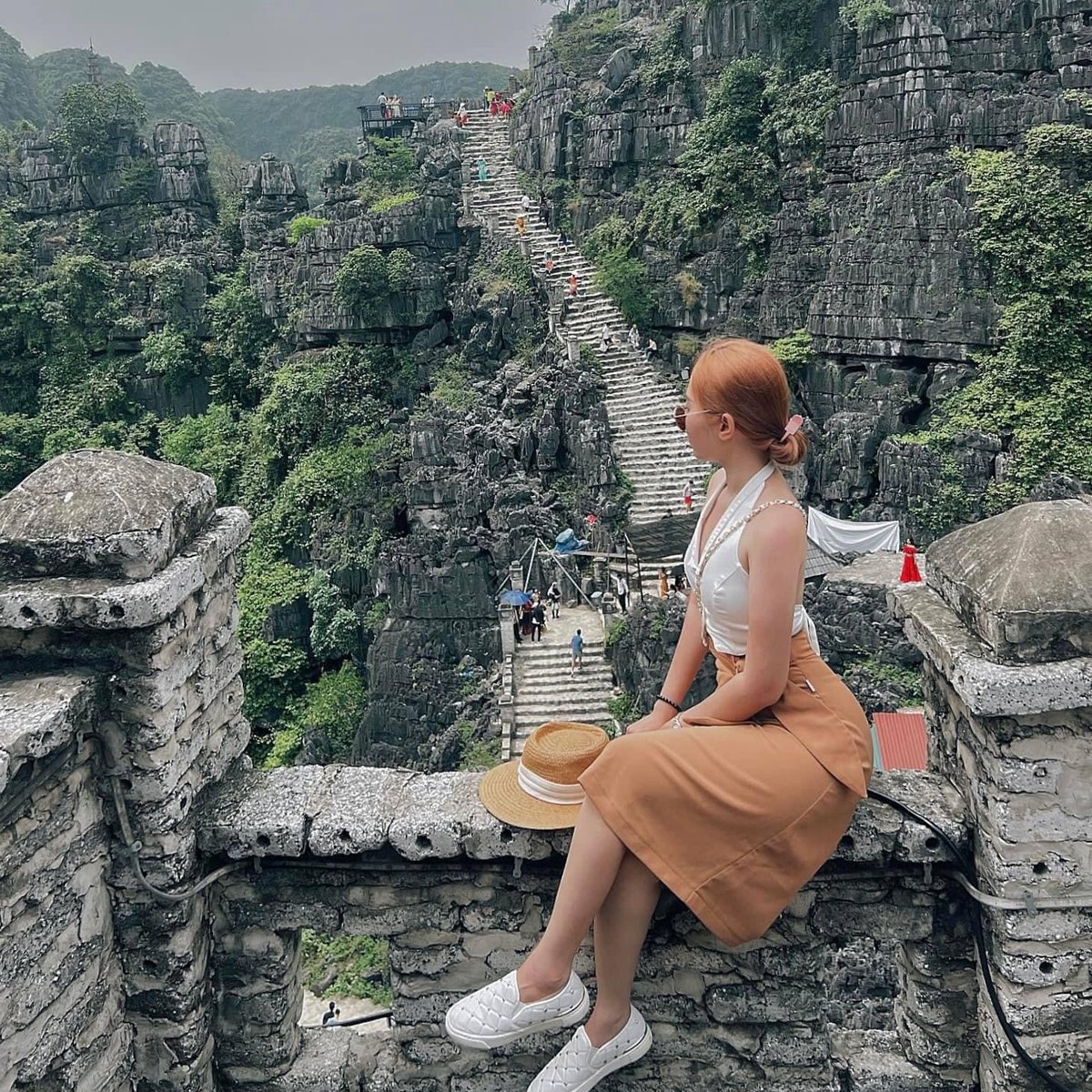 vanyigal's tweet photo. Danh lam thắng cảm Ninh Bình - thu hút khách du lịch

HANG MÚA
- Địa điểm du lịch Ninh Bình luôn được nhắc đến chính là Hang Múa, được mệnh danh là Vạn Lý Trường Thành của Việt Nam. Vậy nên, bạn có thể sẽ mất khá nhiều sức lực khi vượt qua 468 bậc thang để chinh phục đỉnh. Nhưng bạn sẽ không phải thất vọng khi lên đến nơi.

- Đứng trên đỉnh, bạn có thể thu vào tầm mắt toàn bộ vẻ đẹp bao quát tuyệt mỹ của vùng đất Ninh Bình. Đặc biệt, đường vào Tam Cốc Bích Động mênh mông là lúa cùng với núi non trùng điệp cũng tạo thành khung cảnh vô cùng nên thơ.