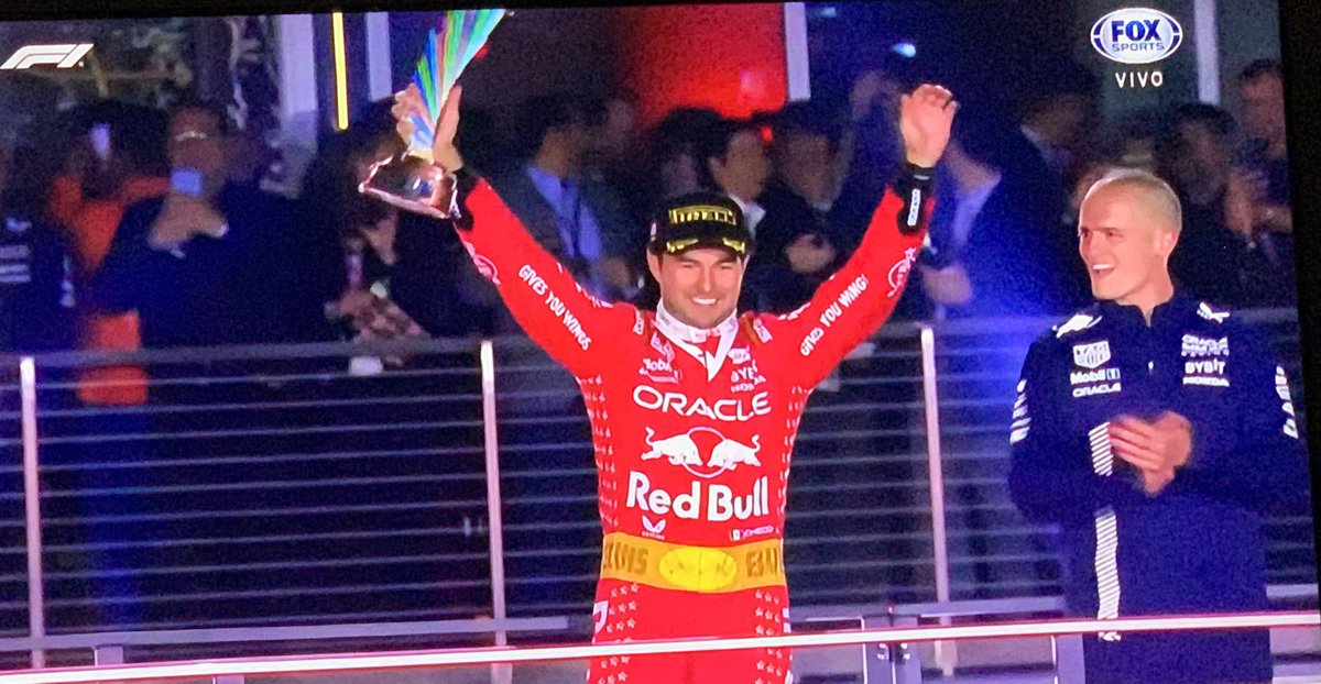 Kike_Cancino's tweet photo. Checo Pérez, piloto mexicano histórico, hoy es SUBCAMPEÓN MUNDIAL F1🏁
#OrgulloMexico 🇲🇽
@SChecoPerez 🏆
¡Gracias, Checo! https://t.co/dysi8T4BjA