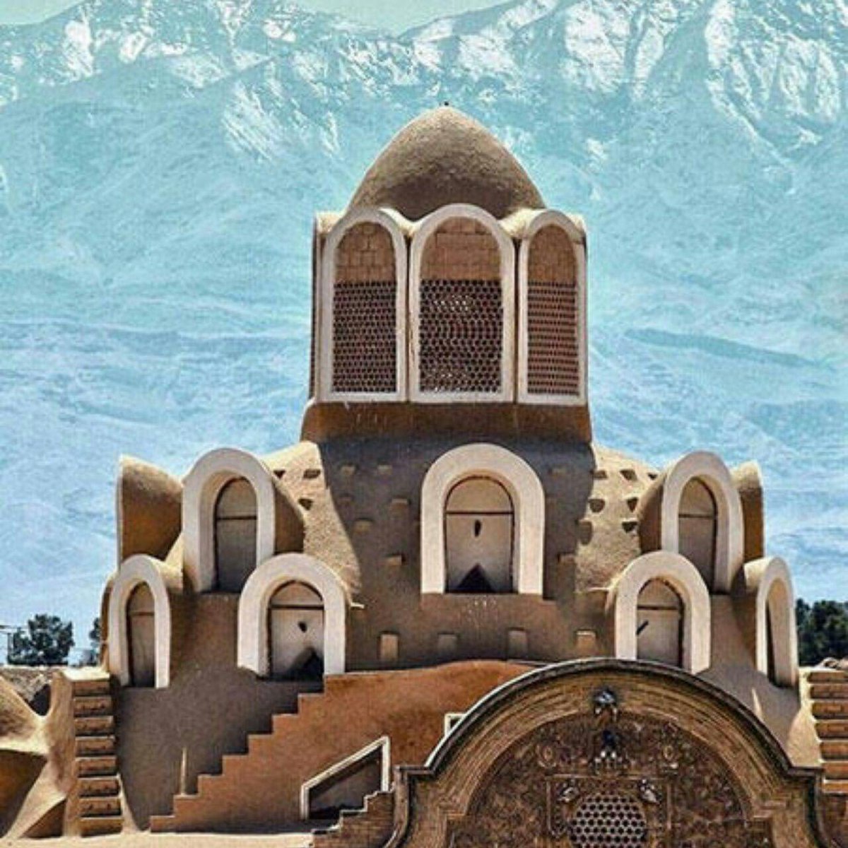 saraghanavati1's tweet image. بادگیرهای قرینه هلالی شکل و کلاه فرنگی چشمنواز...🩵
خانه بروجردیها
کاشان
#ایران_زیبا