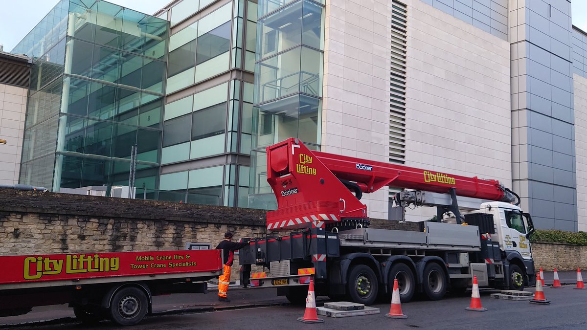 GroupMackenzie's tweet photo. @GroupMackenzie and @MacTimmel groups @OxfordChemistry causing chaos on Mansfield road as 6 LASER tables dropped into CRL https://t.co/IpGREtBbFj
