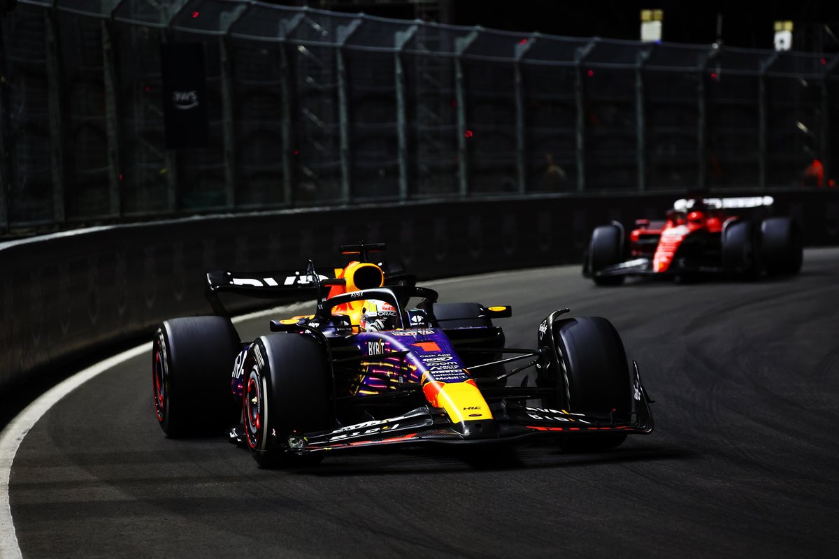 #F1, GP Las Vegas: Verstappen ottiene la diciottesima vittoria stagionale. Leclerc conquista il secondo posto all'ultimo giro, beffando Perez --> bit.ly/3SGZTeO
