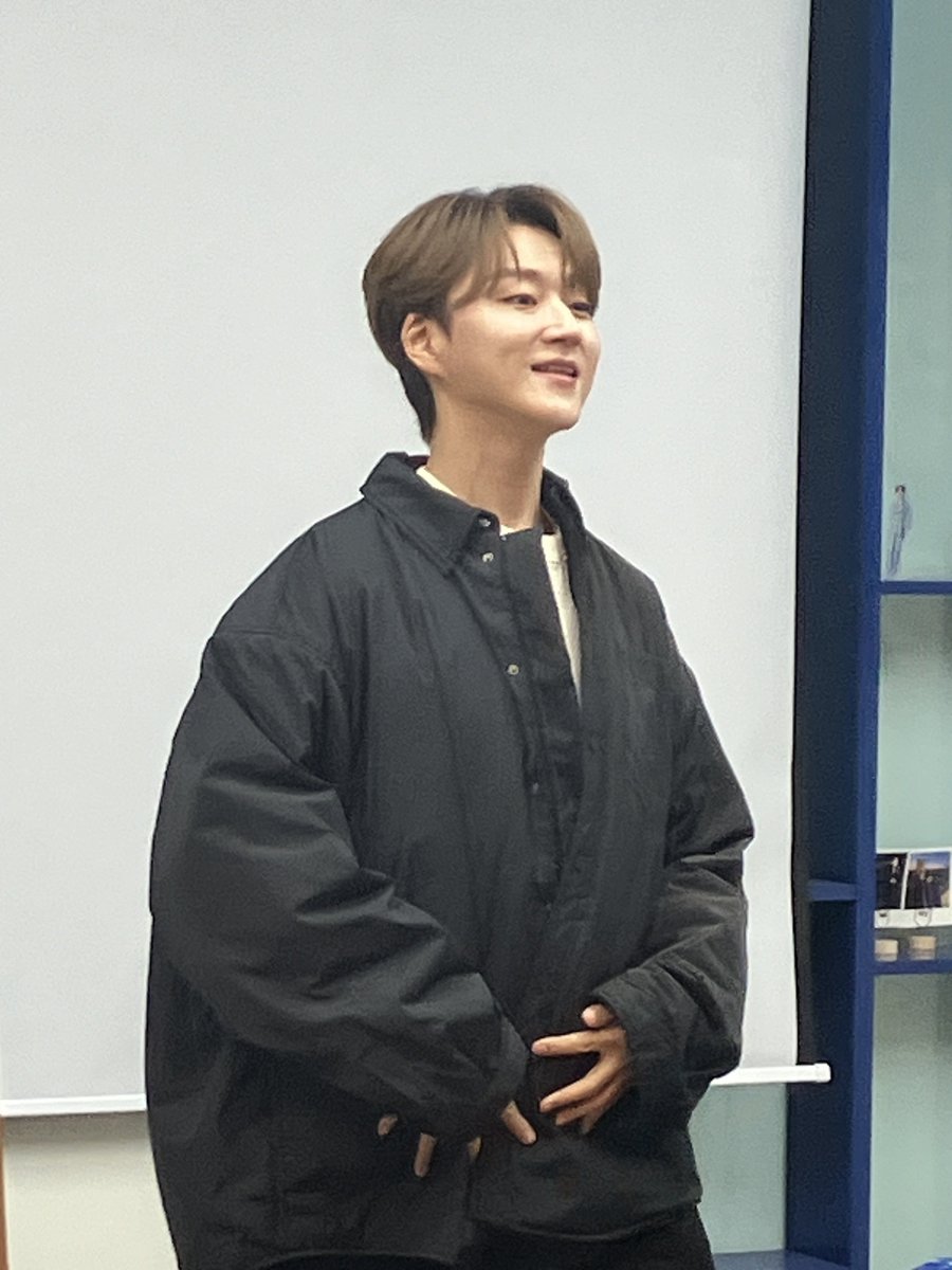 gnoe_e's tweet photo. 민규 너무 귀여움....
실제로 보면 진짜 아기고양이임.....
근데너무너무너무잘생김..... https://t.co/pRxC3s4LEm