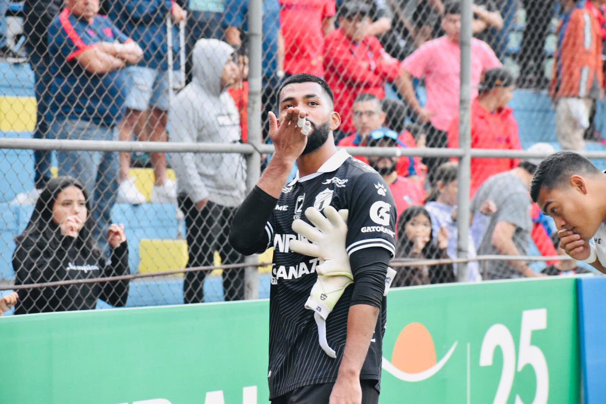 CremasTot2's tweet photo. Feliz noche Cremas, sueñen con los Angelitos y Gasparines, ahora ustedes Caperucitas sigan con sus pesadillas eternas.. Muaaa!! Besos!! 😚🤭👻🇬🇹🖕#1de18 https://t.co/VoanEncaol