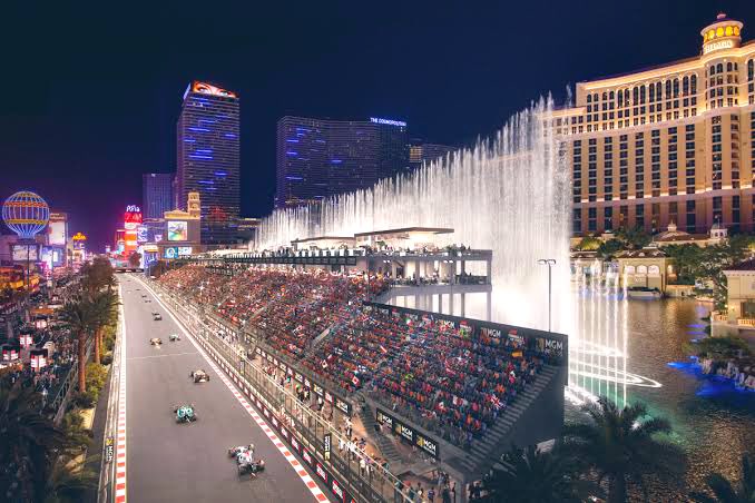 joserra_espn's tweet photo. Para variar, #Verstappen gana el Gran Premio de Las Vegas, de noche y salpicado de luces eléctrica. 
El segundo lugar es para #Leclerc 
La buena noticia es que #ChecoPérez se queda con el tercer lugar haciendo una buena carrera y se afianza como subcampeón del mundo. 

La Gran Noche en Nevada para el mexicano: podio y subcampeonato. 
¡Felicidades @SChecoPerez por un 2023 fantástico! #checoperez #GPLasVegas