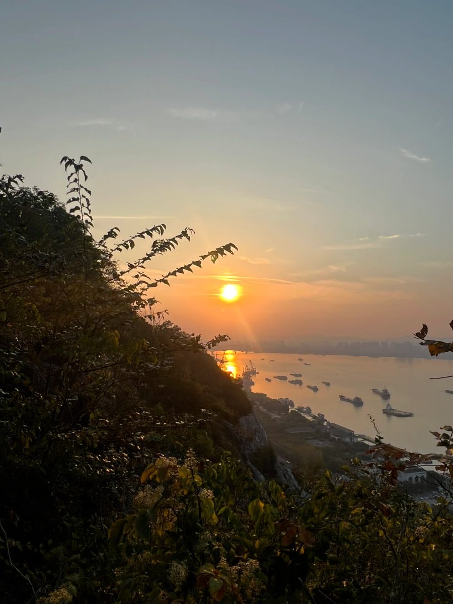 AvaWilliams01's tweet photo. The sky ahead gradually darkens in a soft orange-red color, and the sun is about to set. The end of every day is the beginning of a new day🌄 https://t.co/phJac1vCAR