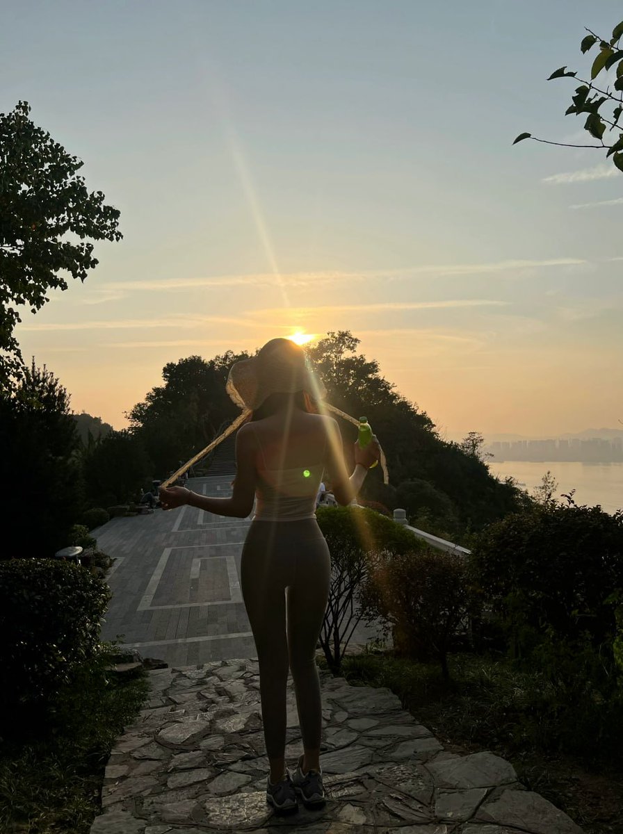 AvaWilliams01's tweet photo. The sky ahead gradually darkens in a soft orange-red color, and the sun is about to set. The end of every day is the beginning of a new day🌄 https://t.co/phJac1vCAR