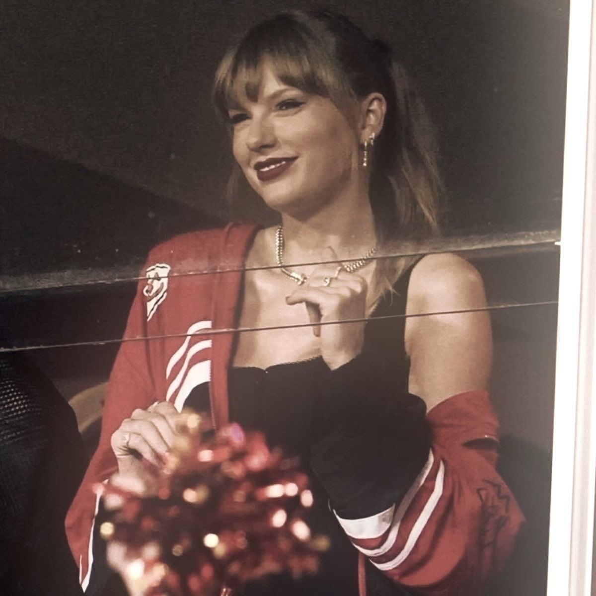 marou6655's tweet photo. Nunca le voy a soltar la mano a la persona que me lleva acompañando años y siempre ha hecho todo lo que estaba en su mano para el bienestar de sus fans. Taylor te queremos ahora y siempre❤️‍🩹🫶🏻 IT’S NOT YOUR FAULT #WeLoveYouTaylor https://t.co/nByUIcifLl