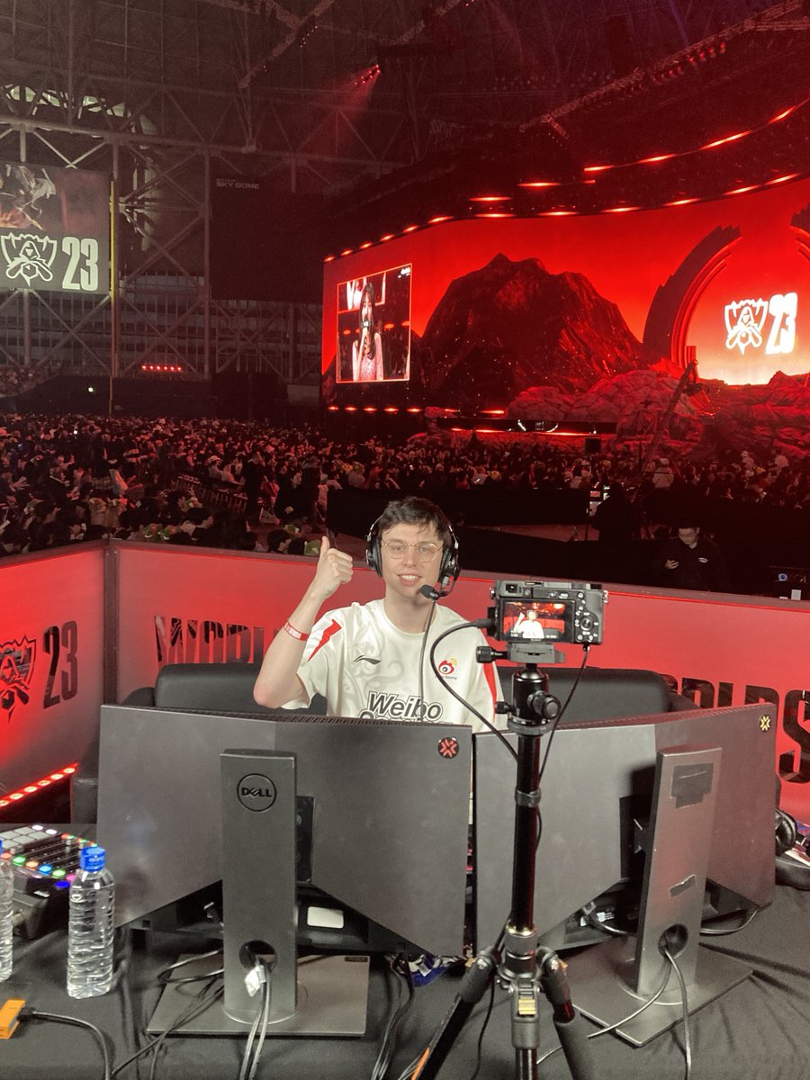 THIS IS THE FUCKING DAY IVE BEEN WAITING FOR WERE LIVE IN THE STADIUM WEIBO VS T1 FOR THE WORLDS TITLE I AM SO FUCKING NERVOUS - ONLY WEIBO TSHIRT IN THE MIDDLE OF THE FANS IS MEEEEEEEEEEEEEE FUCKKKKKKKKK twitch.tv/caedrel