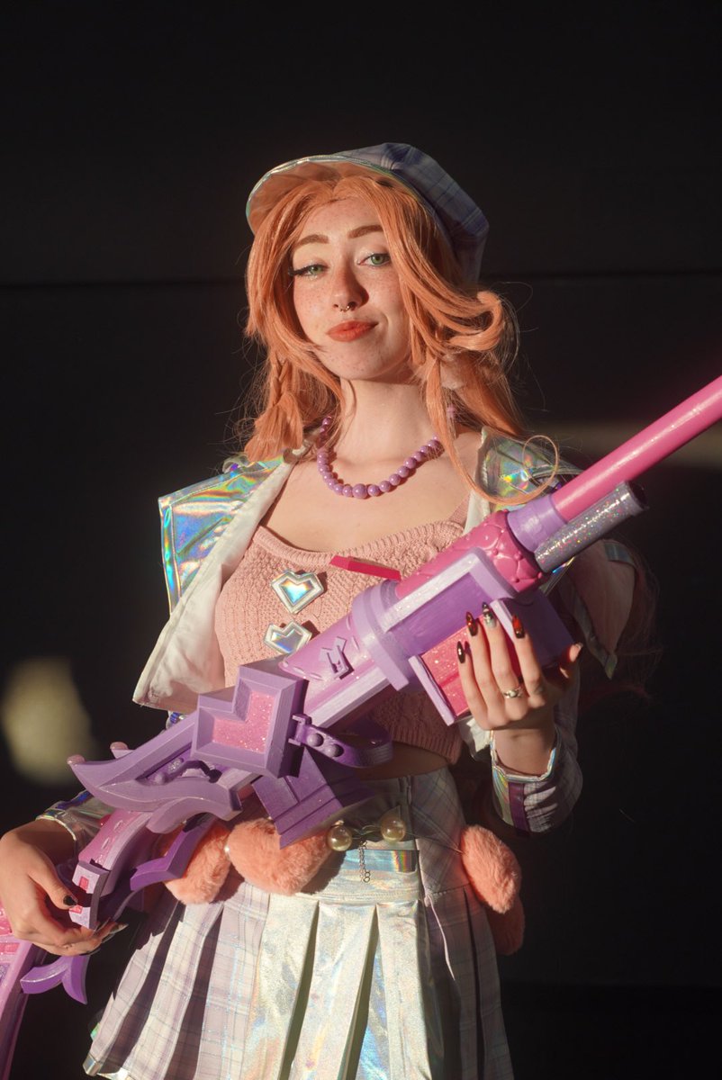 <a href="/lol_es/">League of Legends ES</a> <a href="/Cines_Kinepolis/">Kinepolis España</a> Qué mejor sitio para estrenar mi cosplay de Caitlyn Rompecorazones que los Worlds 2023 🥰.
Aquí os dejo mis fotitos en <a href="/Cines_Kinepolis/">Kinepolis España</a> 🥰 #LeagueOfLegends #WorldsCines #Worlds2023 <a href="/lol_es/">League of Legends ES</a>