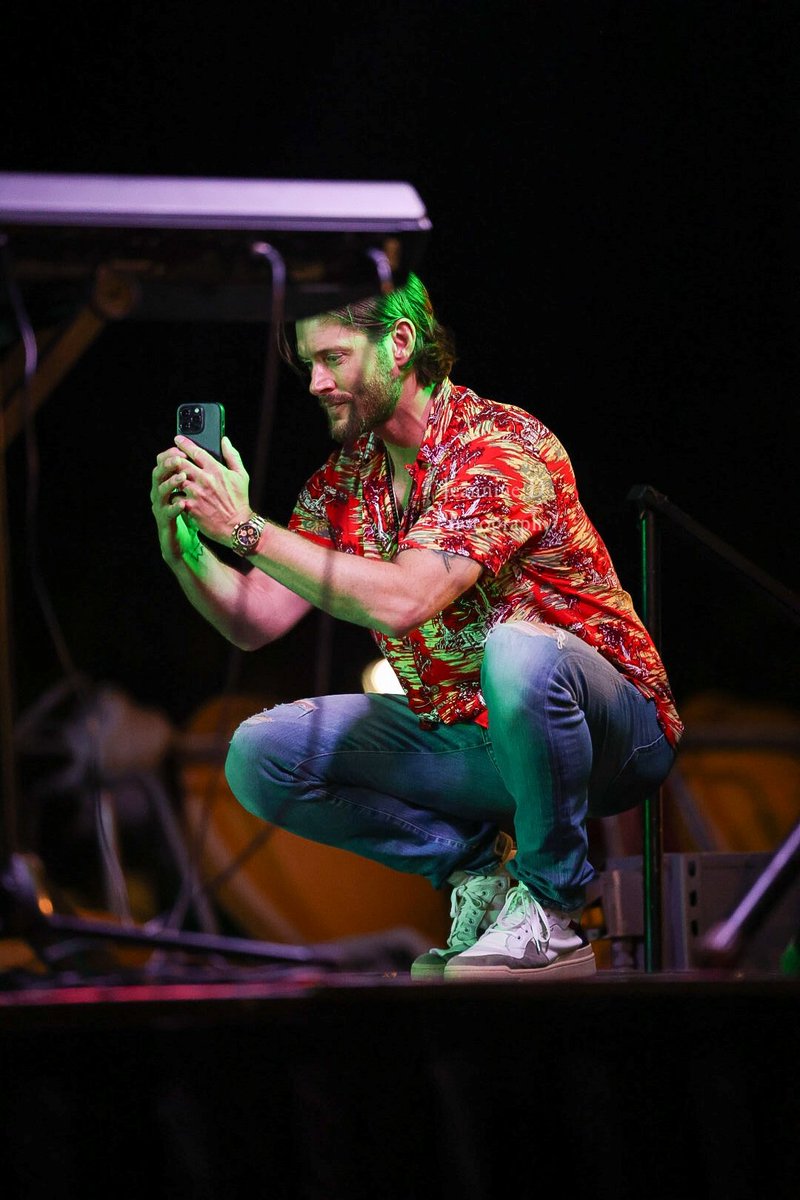 GranuailleLing's tweet photo. I spy.

@JensenAckles #JensenAckles @LoudenSwain1 #sns #honcon #spnhi #CreationHI https://t.co/1MetIiwF5X