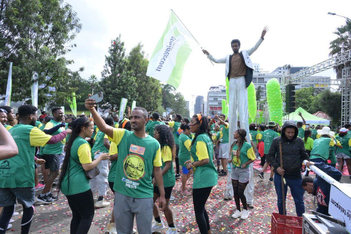 telebirr's tweet photo. በሀገራችን እና በኩባንያችን ቀለማት ደምቀን እንዲህ በአብሮነትና በፍቅር መጫወት፣ መድመቅና መደሰት ኧረረ ሲያምርብን! 😍🥰😍

ታላቁ ሩጫ የኛ መገለጫ!

#GreatEthiopianRun #Ethiotelecom #telebirr https://t.co/WC05xs5Rzs