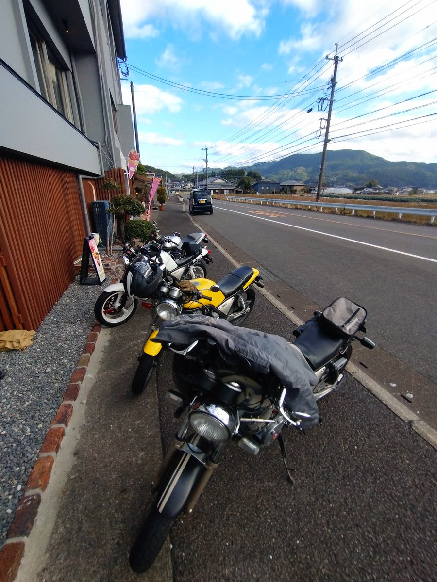 shin_bmw's tweet photo. 苦節一年、やっとリアタイヤ交換🤣
#PIRELLI
#SPORTDEMON
そしてSRX4台集まってプチman3ツーリング。
ラーメン🍜食べてカフェ☕
今日も一日楽しかった〜〜
ありがとうございました🤗
#YAMAHA
#ヤマハ発動機
#srx400
#SRX600
#福楽
#コーヒームスメ https://t.co/cllZcxYzzG