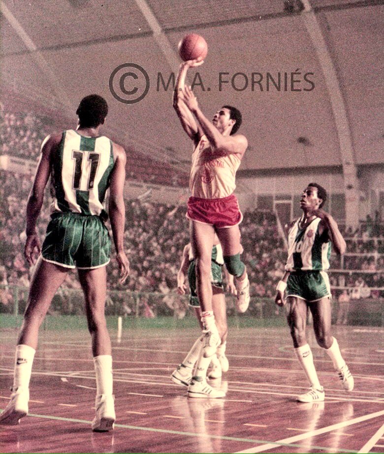 DeporteVintage's tweet photo. Palacio Municipal Deportes Barcelona, el canadiense #TonySimms, sustituto al final de la temporada 84/85 de #DavidRussel, ante #PepeCollins & #KenAustin 📸 Archivo Fornies https://t.co/SUWVSMjBnr