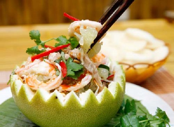 misskellig_ash's tweet photo. Delicious dishes in Dong Nai
 
TAN TRIEU GRAPHEAT SALAD - TAN TRIEU GRAPHEAT
The popularity of Tan Trieu grapefruit in Dong Nai is as well as the fragrance that the grapefruit brings. As soon as I walked to the beginning of the village, I could smell the faint fragrance. Plump and sweet grapefruits are not only bought by tourists as gifts but also create a famous Dong Naivang specialty dish.

Dong Nai grapefruit salad is in the top 100 specialty dishes of Vietnam because of the harmony and specialness in each flavor and color of the dish. Sweet and succulent grapefruit cloves combined with the sweetness of river shrimp, torn meat and dried meat, adding a little peanuts and herbs add flavor to the salad plate.