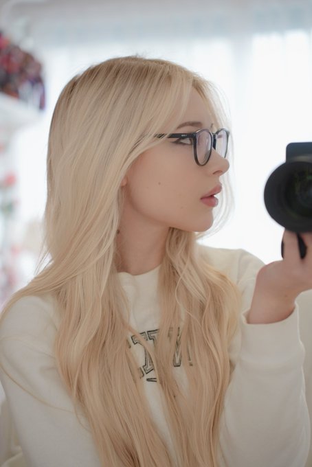 2 pic. Cozy home outfit ? https://t.co/oIEq0EL6H1