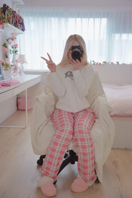 1 pic. Cozy home outfit ? https://t.co/oIEq0EL6H1
