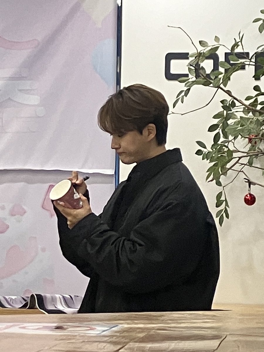 gnoe_e's tweet photo. 민규 너무너무너무 귀여운 사진!!!! 
저화질이라 더 귀여움 🥹🥹 https://t.co/LJZke6hYXj
