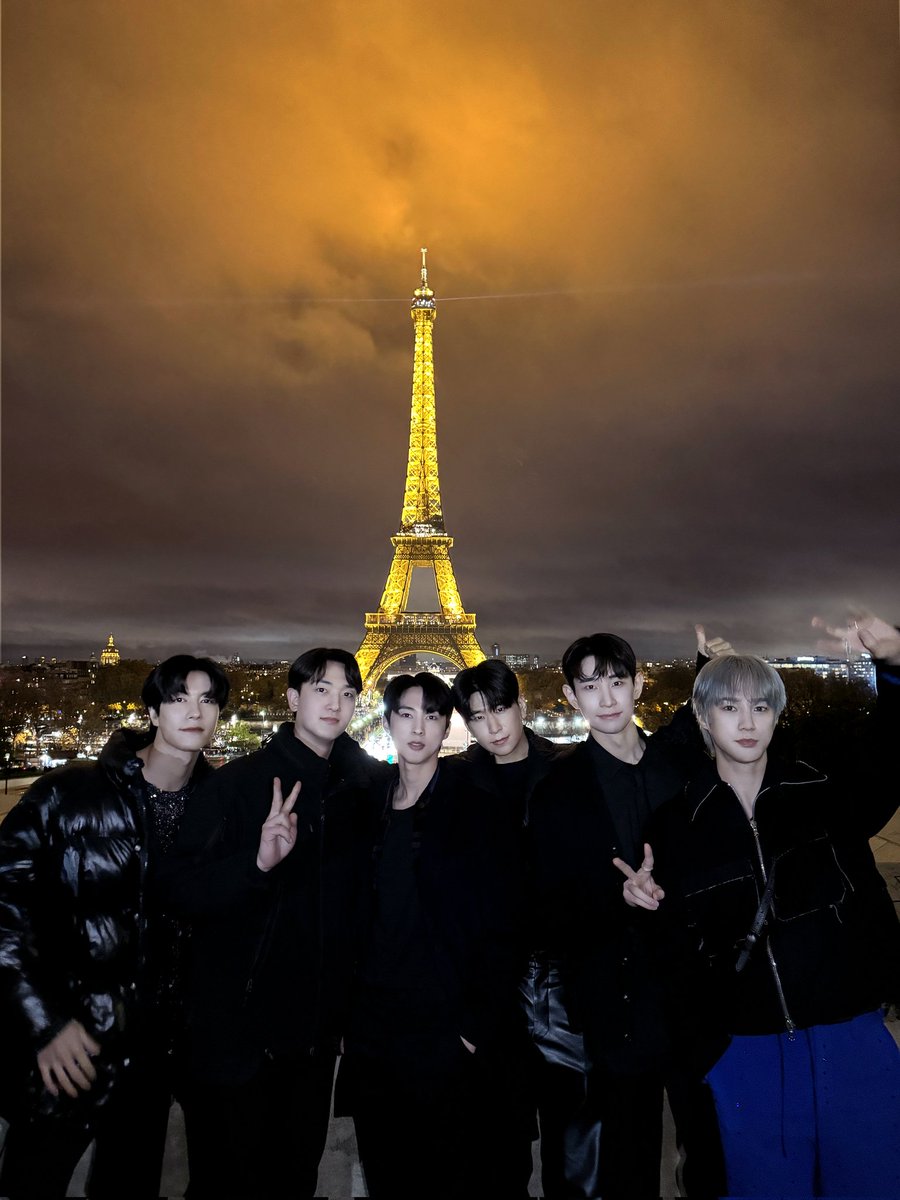 VAV_official's tweet photo. VAV in Paris🇫🇷
VAMPZ, À bientôt💕

#VAV #브이에이브이
#VAVinEUROPE #VAVinFRANCE https://t.co/jj3RgH66mO