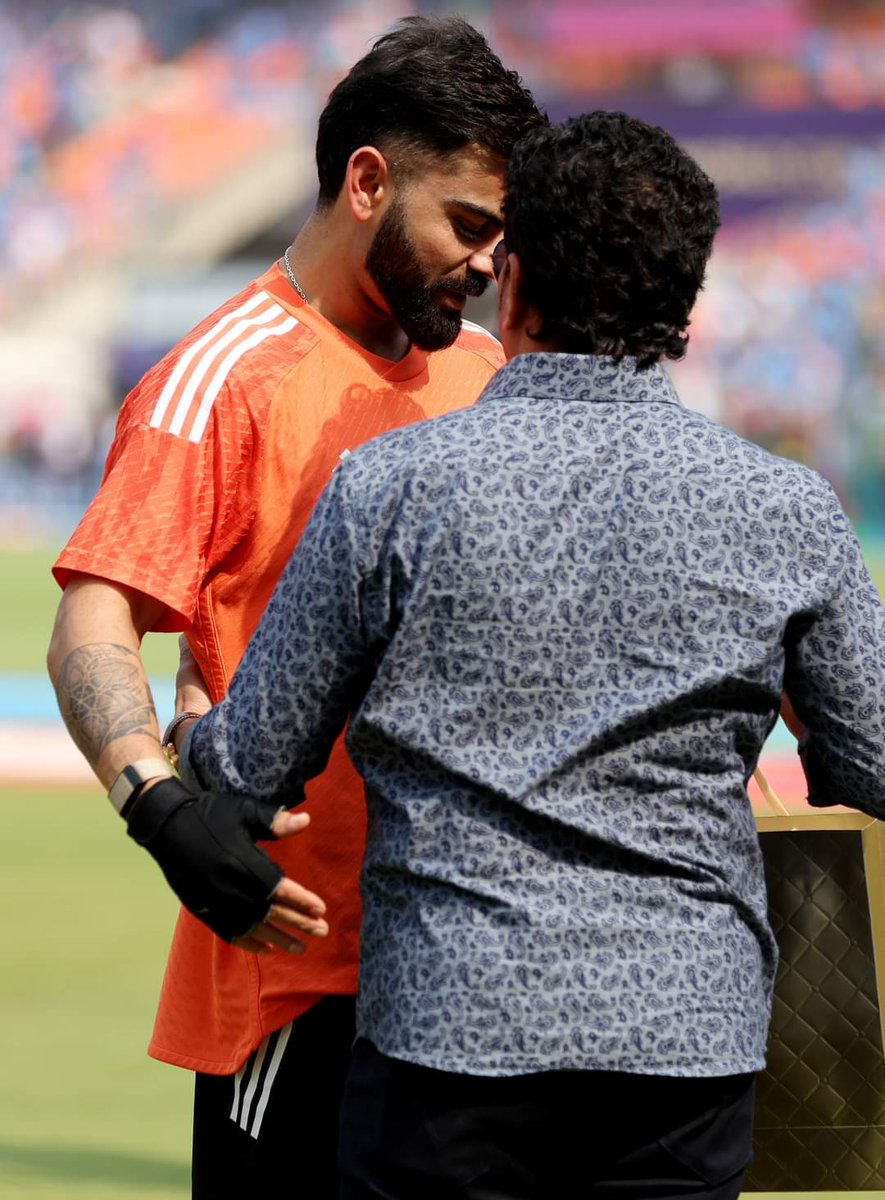 iamSohailRumi's tweet photo. "You make us Proud" 
Sachin Tendulkar gifts his signed jersey to #ViratKohli𓃵 
#INDvsAUSfinal 
#INDvAUS 
#Worldcupfinal2023 https://t.co/yD6d8A2iDk