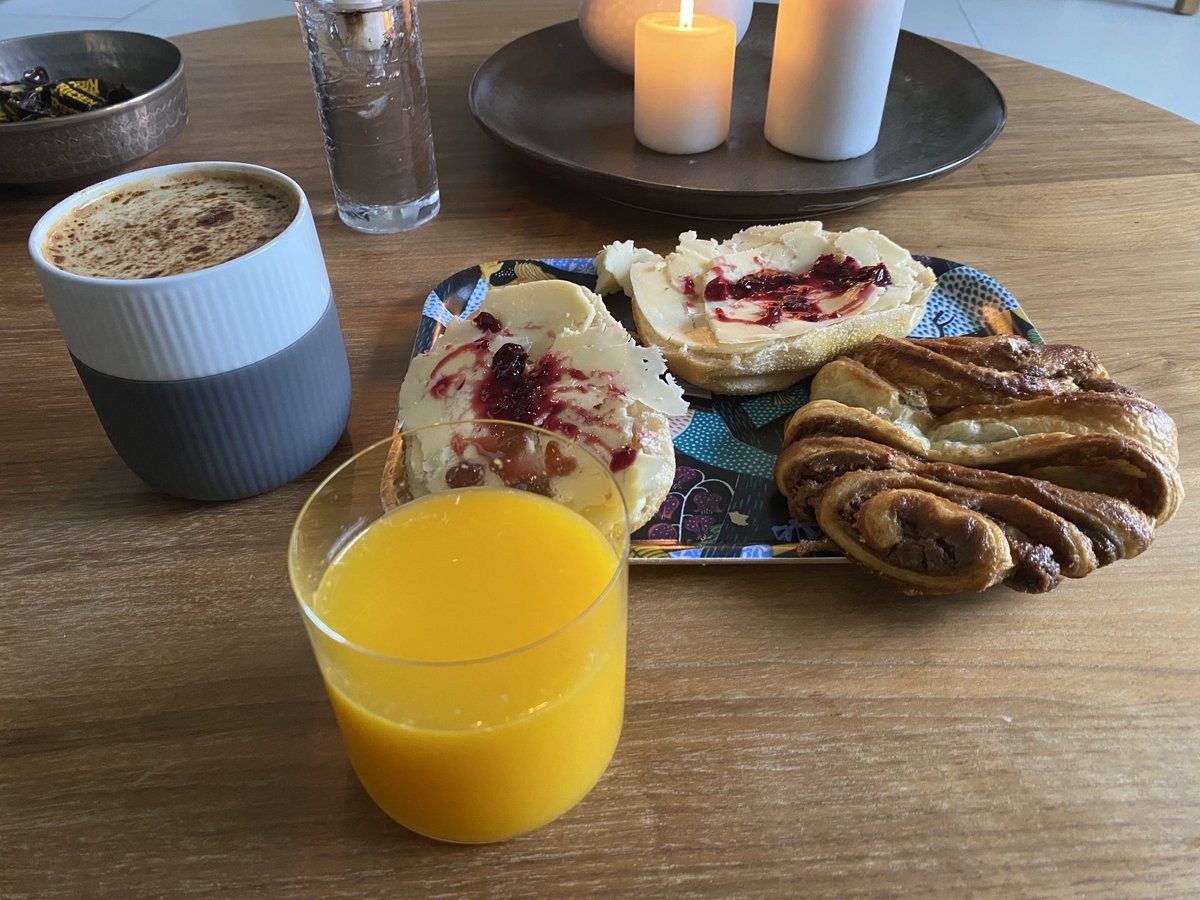 Trodde att regnet hade slutat men det var visst bara att en kort paus, men nu har jag i alla fall fått bröd från bageriet till frukost, genomvåt och allt. God söndag!