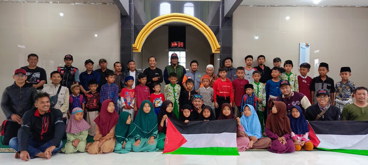 2Banjarwangi's tweet photo. Santri Al-Ikhwan Banjarwangi mendukung perjuangan Hamas dan Rakyat Palestina dalam berjihad melawan Zionis Israel Laknatullah. https://t.co/Luh4nIUP24
