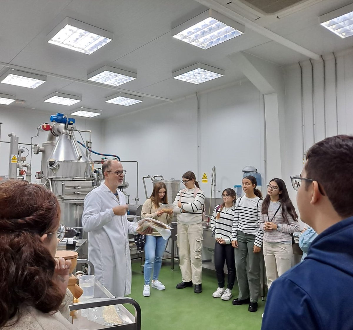 IESORIBCEGA's tweet photo. Alumnos de 3º y 4º participando en los talleres "La tecnología como estrategia para comer de forma segura y saludable" y "Viticultura y nuevas tecnologías", organizados por el Instituto Tecnológico Agrario (ITACyL) con motivo de la Semana de la Ciencia. @educacyl @cfievalladolid https://t.co/C1FHQoPgHD