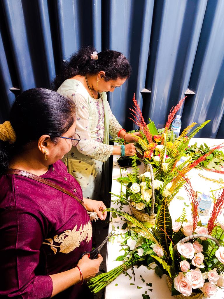 floriflowerug's tweet photo. We are very busy this cold morning chilling with the best florists in town.
Where are you?
#FloralWorkshop
#TheFloriExperience https://t.co/s6Jl7GGpE5