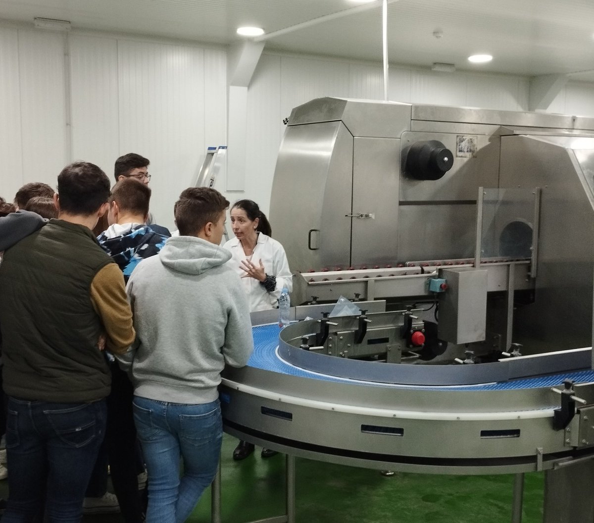 IESORIBCEGA's tweet photo. Alumnos de 3º y 4º participando en los talleres "La tecnología como estrategia para comer de forma segura y saludable" y "Viticultura y nuevas tecnologías", organizados por el Instituto Tecnológico Agrario (ITACyL) con motivo de la Semana de la Ciencia. @educacyl @cfievalladolid https://t.co/C1FHQoPgHD