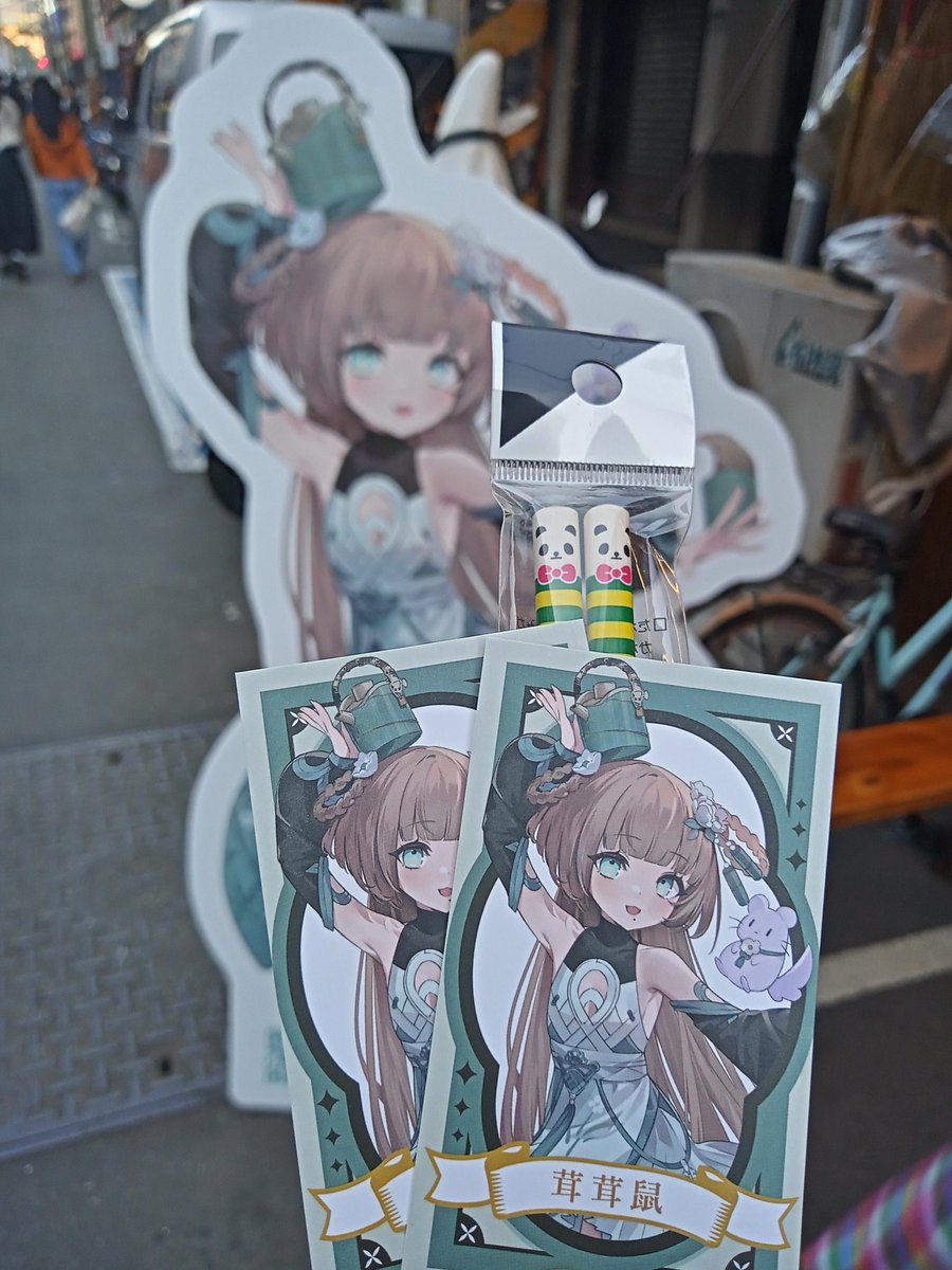 LuckyRecorder's tweet photo. 能看到現代的Vtuber和古老的傳統老街融合在一起，有一種新奇感呢！今天也收穫了一雙超可愛的竹筷子，最後也有來埕樂通拿到學姊和其他成員的資料夾，超充實的啦~~
#春魚秋穫季 https://t.co/sucZlJiaEg