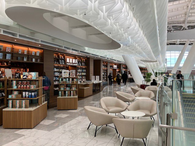 agaru_iru's tweet photo. 羽田空港第2ターミナル国際線施設エリア4階に再オープンした羽田空港 蔦屋書店にてお取り扱いがスタートいたしました。

日本文化を感じる手土産や、ビジネスパーソンがインスパイアされる最新情報を揃え、羽田空港初の「BOOK &amp; CAFE」として出発前のひと時をゆったりとお過ごしいただけます◎ https://t.co/JHFNXI7Mjq