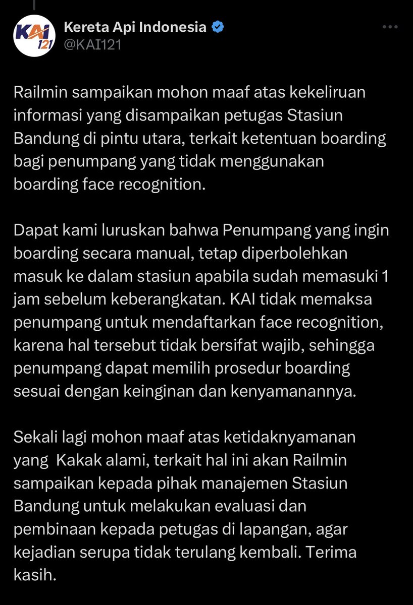 tanyarlfes's tweet photo. 💚

Anak Kereta
Simpan foto ini kalo kalian di suruh buat daftar Face recognition sama liatin KTP pas naik keretaa
Kalo petugasnya maksa, liatin foto ini
https://t.co/CbKlMuKx8u