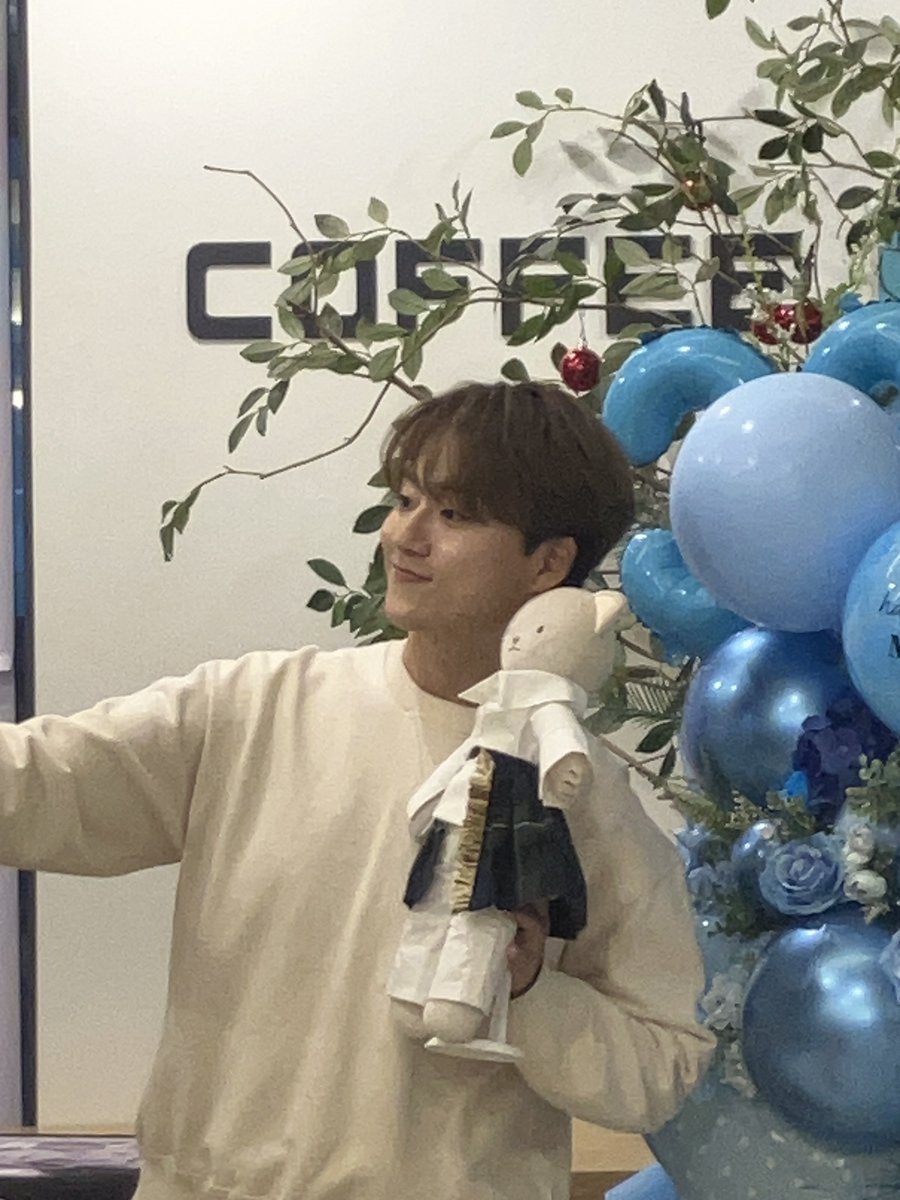 gnoe_e's tweet photo. 셀카찍는고양이
천재고양이 https://t.co/q1N3iauz4M