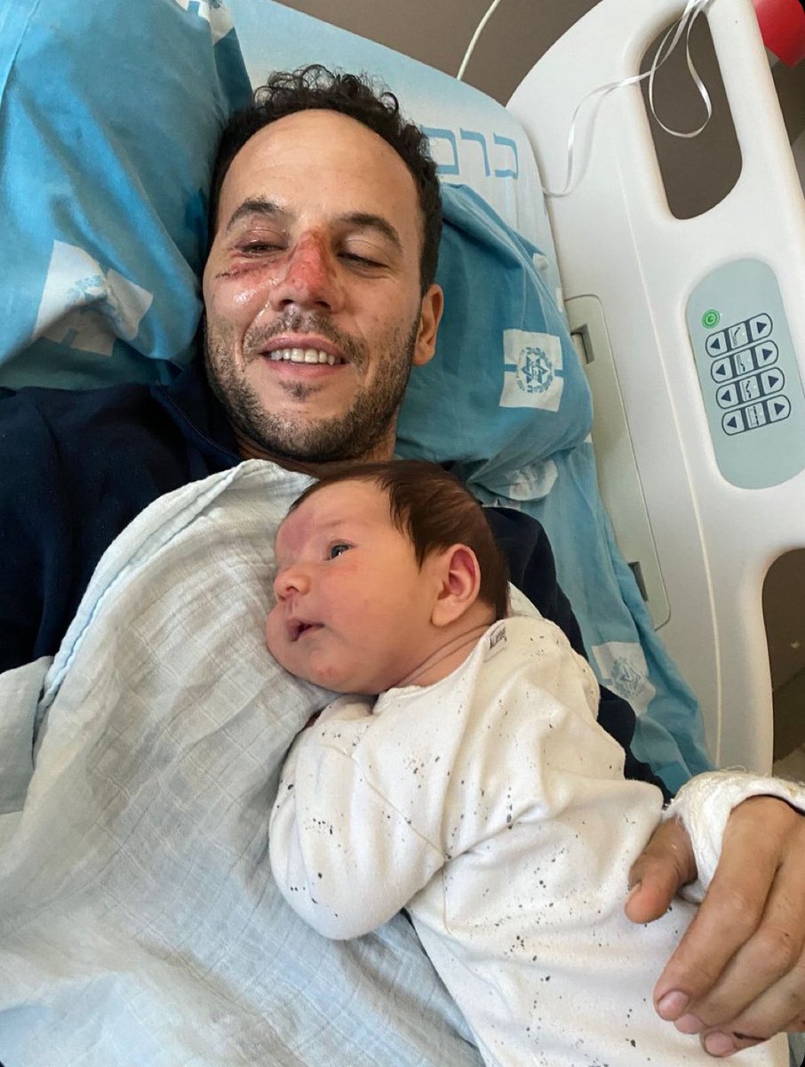 GabyLob's tweet photo. Hola mi niño,
Papá regresó de la guerra antes de lo esperado.
El cuerpo está destrozado y lleno de cicatrices pero el corazón está lleno de orgullo y amor.
Como te prometí, papá y sus heroicos amigos lucharon como leones e hicieron que el mundo fuera un poco más seguro para ti.
Tú, tu madre y tus hermanos seréis mi medicina.
Papá está aquí, todo estará bien ahora.
Con Israel vivo 🇮🇱🇮🇱🇮🇱

@Dr_eitant