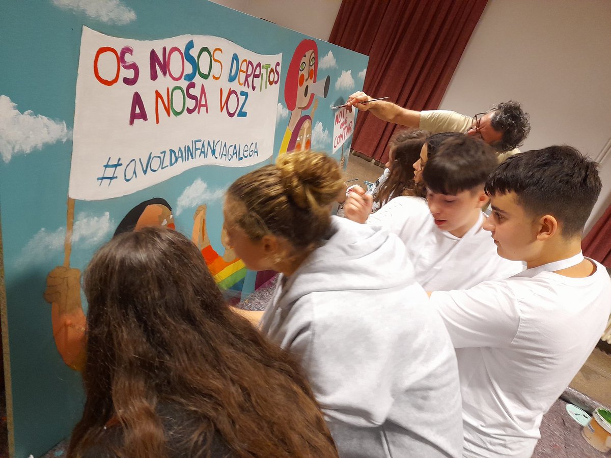 UNICEFGalicia's tweet photo. Toda unha experiencia para a rapazada amosar que teñen #moitoquecontar neste cadro colaborativo feito co pintor 🖌🎨 e ilustrador Leandro Lamas. 
#AVozdaInfanciaGalega está agora traballando no manifesto que presentarán o M28 no @Par_Gal https://t.co/gdI04uOwp7