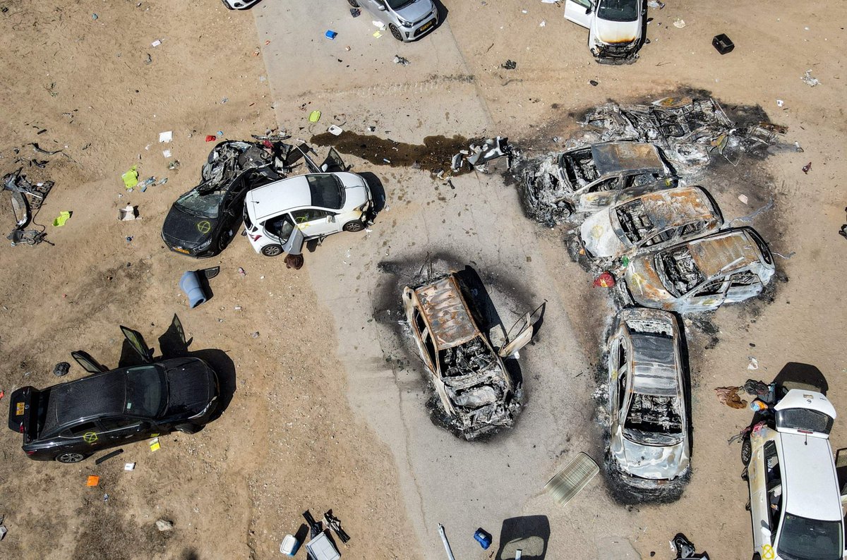 GeopolPt's tweet photo. HAARETZ: O HAMAS NÃO SABIA DA EXISTÊNCIA DO FESTIVAL «NOVA»

🇮🇱 O maior jornal israelita, o Haaretz, confirmou no sábado aquilo que já aqui foi dito quando se deu a conhecer o trabalho investigativo da GrayZone sobre o atentado de 7 de outubro.

Agora uma investigação da polícia israelita vem acrescentar que pelo menos parte uma boa parte das vítimas que fugiam do festival de música electrónica «Nova» foram mortas pelos disparados de pelo menos um helicóptero Apache israelita. Já a investigação da GrayZone, fala de vários helicópteros que usaram os potentes mísseis Hellfire e ainda do uso de tanques durante aquelas horas.

As imagens mais sensíveis de corpos carbonizados difundidas após o ataque do Hamas e atribuídas de imediato ao grupo palestiniano e republicadas por todo o mundo, que serviram de choque para lançar a campanha de Gaza, foram efectivamente causadas pelo próprio fogo israelita. Já anteriormente vários peritos militares tinham dito que o Hamas não dispunha do poder de fogo para deixar as dezenas de viaturas no estado em que ficaram.

Recorde-se ainda que a investigação conduzida por Max Blumenthal, director da GrayZone, contou com o contributo de testemunhas que na altura, referiram o disparo indiscriminado dos Hellfire sobre qualquer veículo que tentava escapar da zona, e ainda sobre vários edifícios no Kibutz Re'im. Isto porque a ordem era de acabar com todos os terroristas, não importando como.

É importante referir que aquela área é tradicionalmente habitada por comunidades colectivistas, que desde as suas origens até hoje, são de tendência socialista, a base social de apoio da oposição ao atual governo.

Também se sabe agora, pela própria inteligência israelita, que o Hamas provavelmente nem sequer sabia  da existência do festival de música e que seguramente não planeou atacar aquele evento que se saldou em 364 mortes, segundo a polícia. 

O ataque à festa, que se realizava próximo ao kibutz, terá sido espontâneo, refere o jornal baseado em fontes de inteligência, até porque o evento estava originalmente planeado somente para quinta e sexta-feira, tendo sido acrescentado um dia extra no sábado apenas na terça-feira da mesma semana, a pedido dos organizadores.

A avaliação baseia-se nos interrogatórios dos terroristas e na investigação da polícia sobre o incidente, entre outras coisas, que revelam que os terroristas tencionavam infiltrar-se em Re'im e noutros kibbutz perto da fronteira de Gaza.