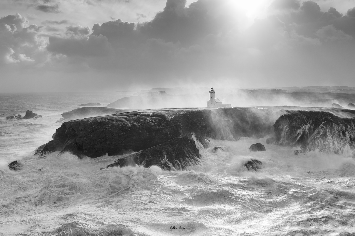 mathieurivrin's tweet photo. 𝐓𝐄𝐌𝐏𝐄𝐓𝐄 𝐂𝐈𝐀𝐑𝐀𝐍 - Belle-Ile-En-Mer
La  tempête est passée fort sur l'île et les paysages ont pris une allure  dramatique avec une mer entièrement blanche et une lumière rasante.
𝑀𝑎𝑡ℎ𝑖𝑒𝑢 𝑅𝑖𝑣𝑟𝑖𝑛 https://t.co/3RcOa5tTWo