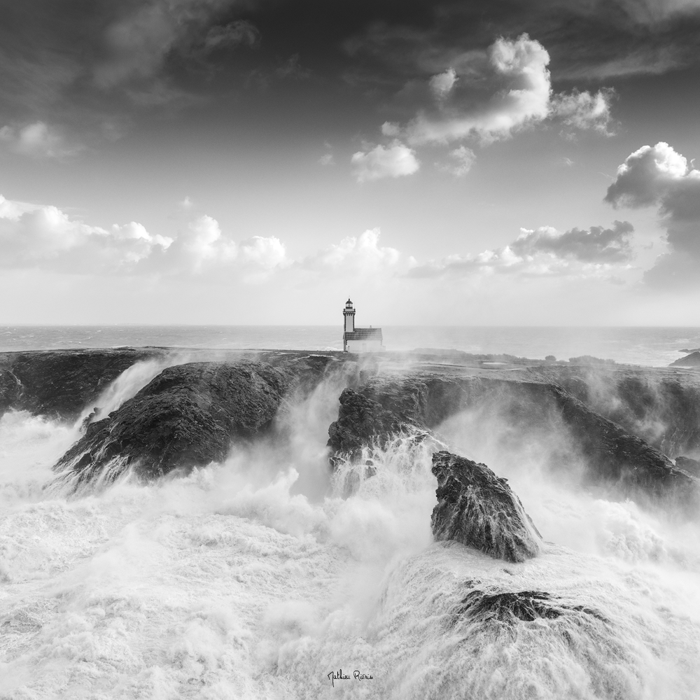 mathieurivrin's tweet photo. 𝐓𝐄𝐌𝐏𝐄𝐓𝐄 𝐂𝐈𝐀𝐑𝐀𝐍 - Belle-Ile-En-Mer
La  tempête est passée fort sur l'île et les paysages ont pris une allure  dramatique avec une mer entièrement blanche et une lumière rasante.
𝑀𝑎𝑡ℎ𝑖𝑒𝑢 𝑅𝑖𝑣𝑟𝑖𝑛 https://t.co/3RcOa5tTWo