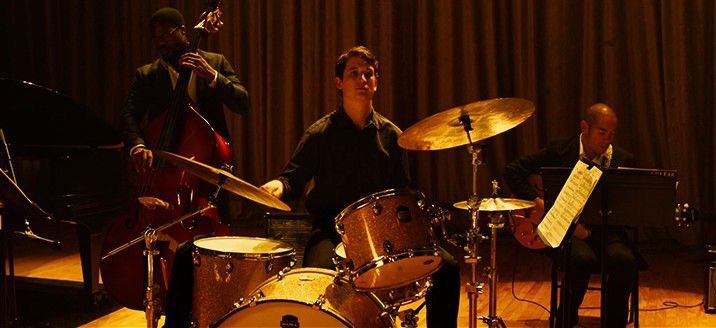GuessWhoGallery's tweet photo. 映画"セッション"
マイルズテラー演じるアンドリューニーマンでした🎞️
#Whiplash #Andrewneiman #MilesTeller
#セッション #アンドリューニーマン #マイルズテラー #デイミアンチャゼル https://t.co/LpD60nycnY