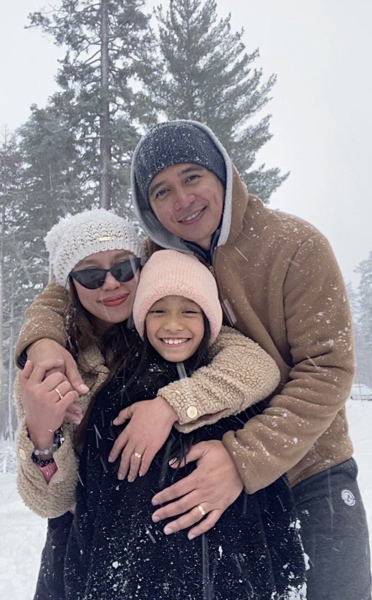 acemaguate's tweet photo. Finally, experiencing snow as a family 🥺❤️🇺🇸 #ThankYouLord #FamilyFirst https://t.co/9Mgq0oINyd