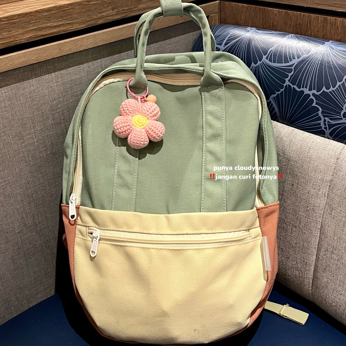 cloudysnowys's tweet photo. kalau bawa barang banyak emang udah paling enak, nyaman &amp; gabikin pegel pakai ransel apalagi yang sehari2 bawa laptop🙏🏻

aku nemuin tas brand lokal sebagus ini 100ribuan aja bagus banget buat sekolah, kerja ataupun travelling. muat barang banyak termasuk laptop juga😭🫵🏻 https://t.co/BSnyScvmyc