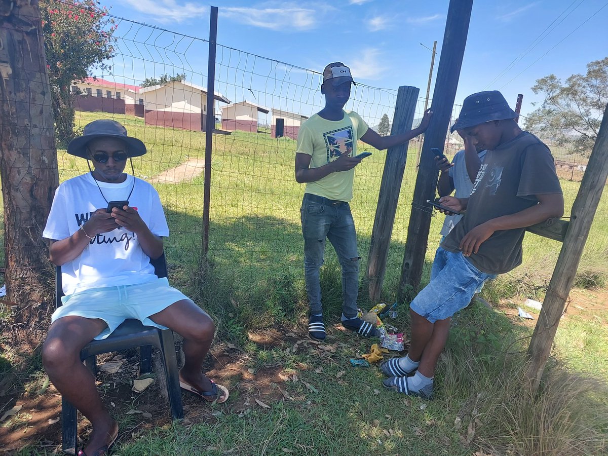 Insimbi_FM's tweet photo. We brought the router and allowed the youth to connect so they can access learnership opportunities, apply for jobs and more. This ID after they've registered to vote. They are new voters. #WeAreVoting @ActivateZA https://t.co/8sNPLIzY33