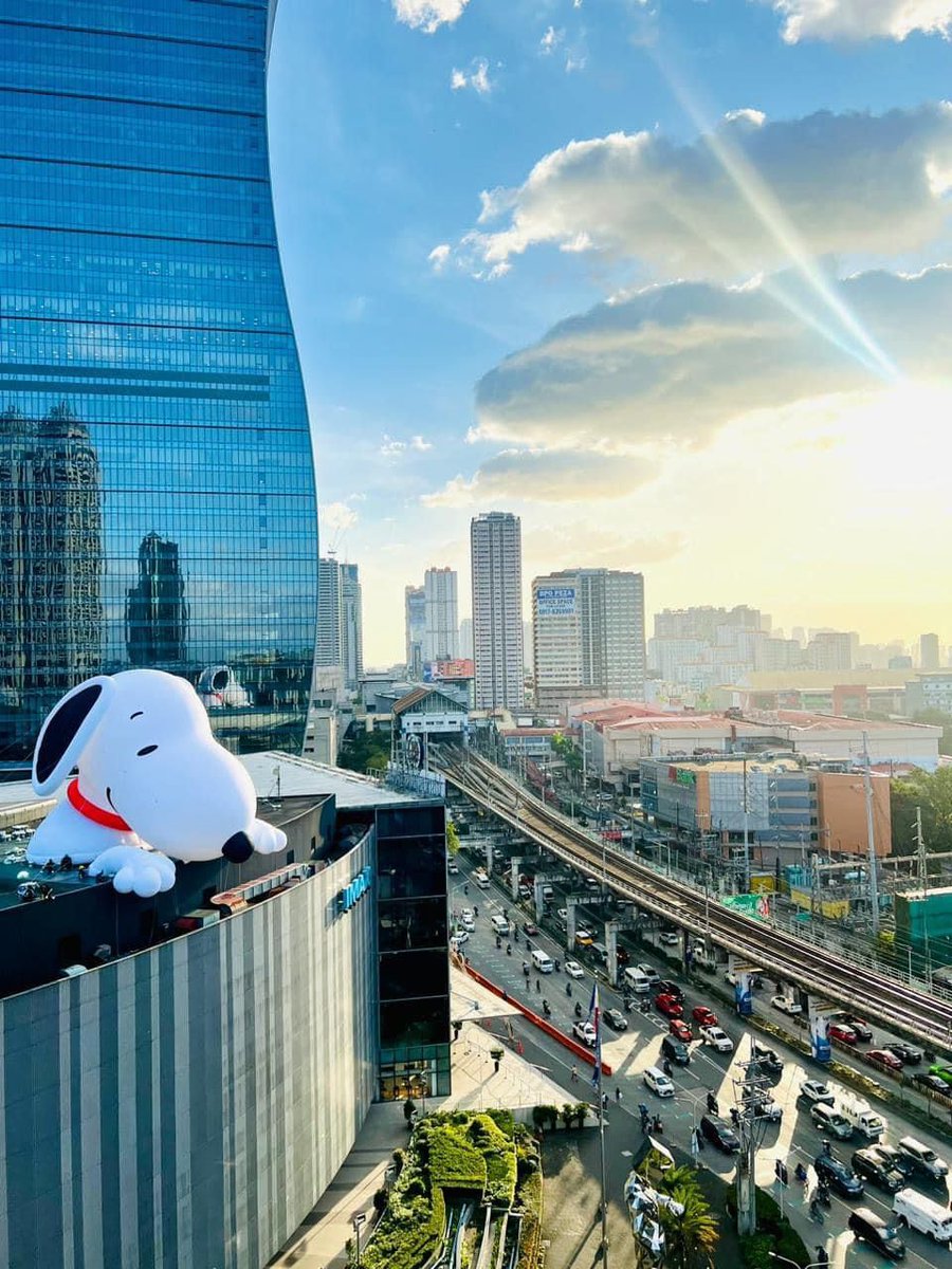 smmegamall's tweet photo. Be amazed as the largest inflatable structure in the Philippines takes stage at the SM Megamall Fashion Hallβs rooftop! Have you seen the best Beagle yet? πΎπ¦΄ Tag us when you see Snoopy peeking at EDSA! π«£π
#SeasonsAtMega #ExperienceMega https://t.co/df6cIYy4Vl