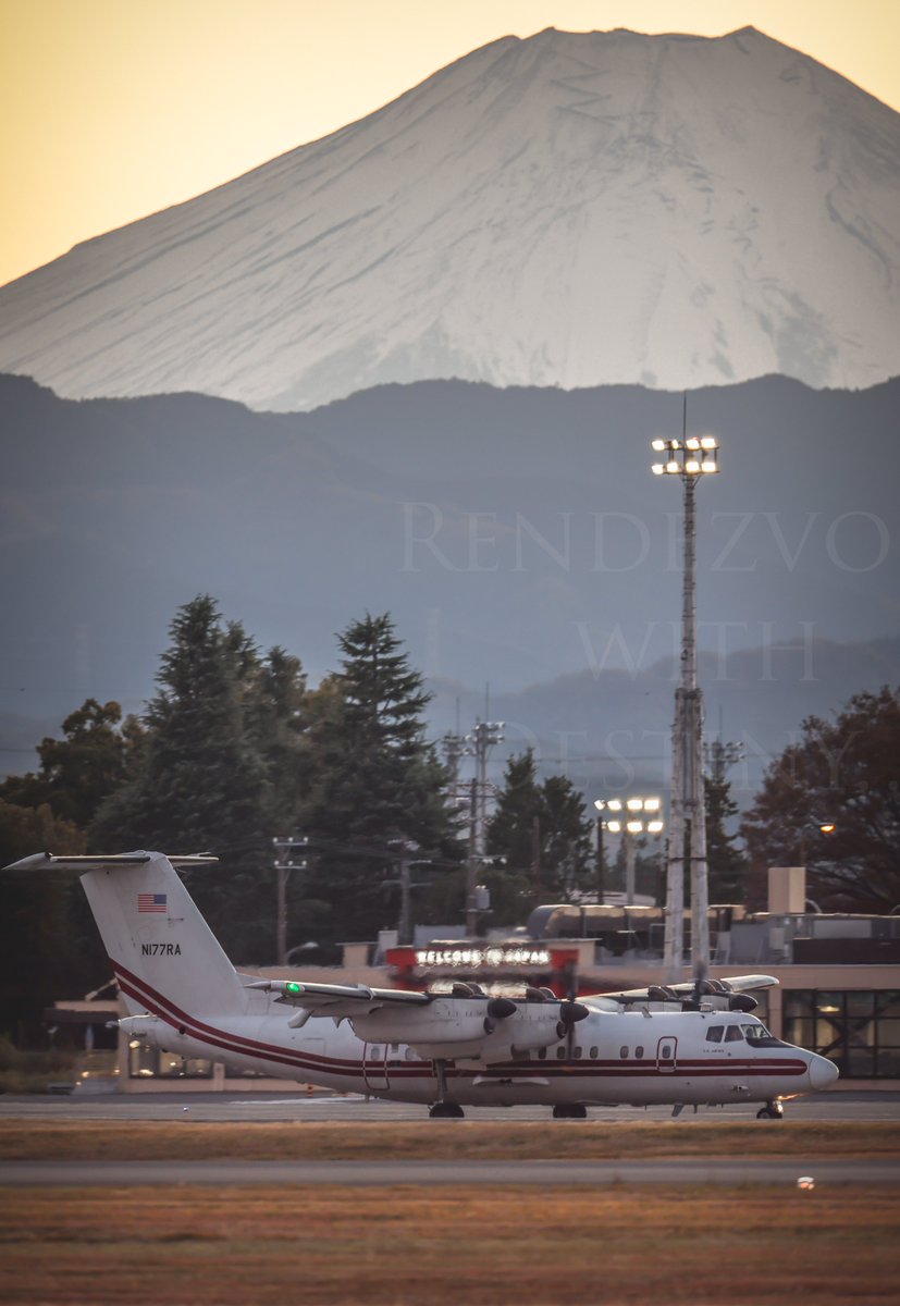 ついでにもう1枚
富士山🗻と怪しいの🙈
さ、明日からまた社畜ダ🤦‍♂️

●US Army EO-5C（DHC-7）
　　　N177RA🇺🇸

【November 19, 2023; RJTY】