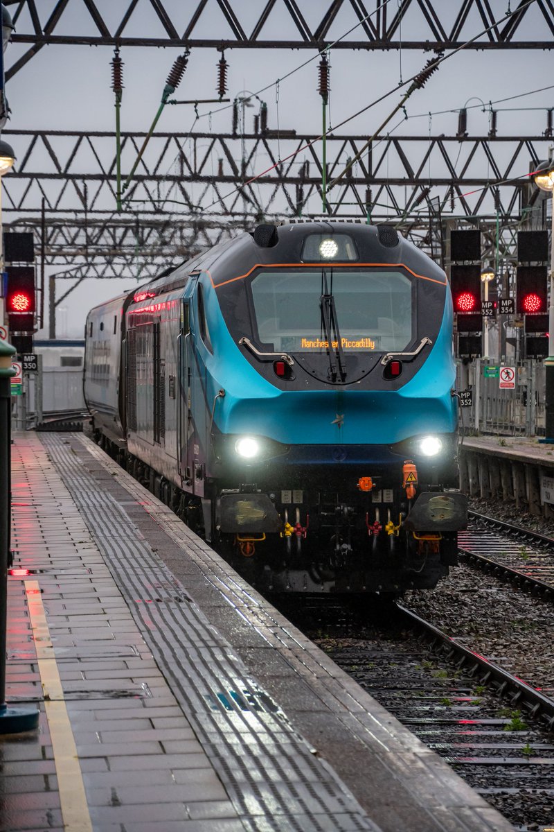 upsidedownhead5's tweet image. Soon to be withdrawn, a @TPExpressTrains #Nova3 #Class68 set with 68021 'Tireless' arriving into a drizzly #Manchester Piccadilly. Maybe @northernassist can find use for them next timetable change? #Railway #photography #train #locomotive